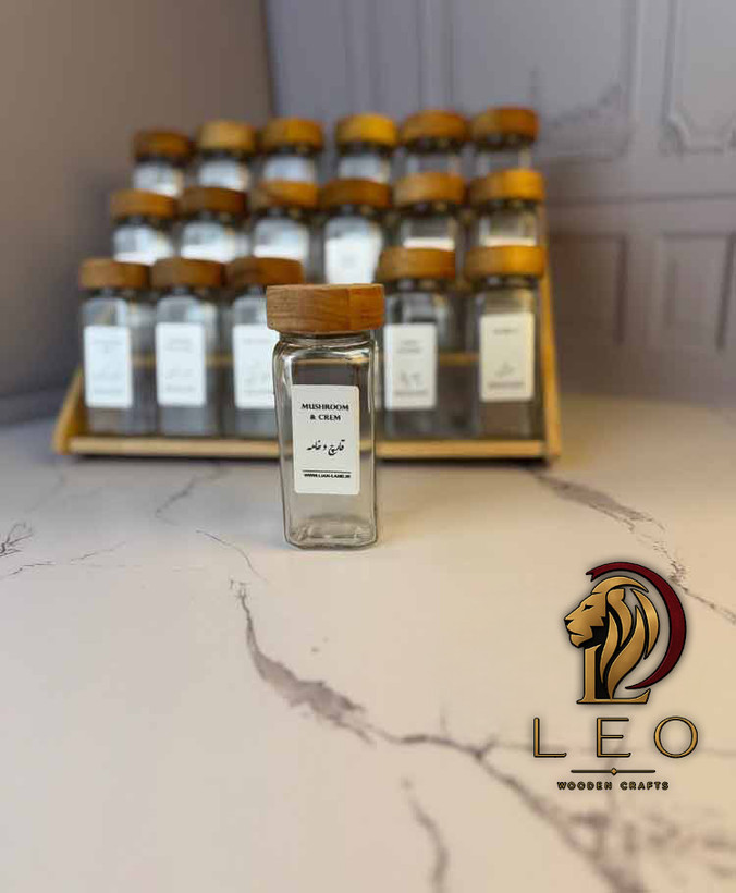 پک کامل استند چوبی 18 تایی رابروود + 18 عدد شیشه مک کارتی با درب چوبی + 18 عدد لیبل (چاپ سفارشی با هر اسمی که شما خواسته باشید) + 18 عدد سری نمک پاش