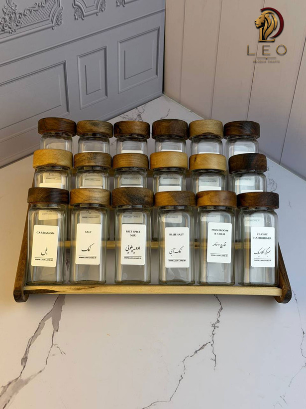پک کامل استند چوبی 18 تایی چوب طبیعی گردو + 18 عدد شیشه مک کارتی سایز 2 با درب چوبی + 18 عدد لیبل (چاپ سفارشی با هر اسمی که شما خواسته باشید) + 18 عدد سری نمک پاش